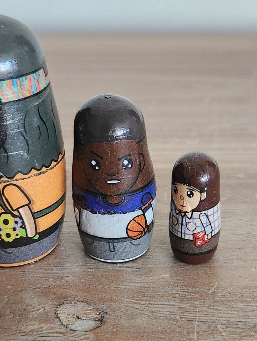📺 Stranger Things Wooden Nesting Dolls Set | Hawkins Crew Collectible Netflix - Picture 6 of 11